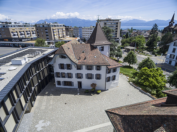 Vue de la façade ouest du Château et de sa cour intérieur