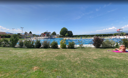 La Piscine de la Fleur-de-Lys au mois de juilletà 360 degrés prise depuis le pré à côté des bassins.